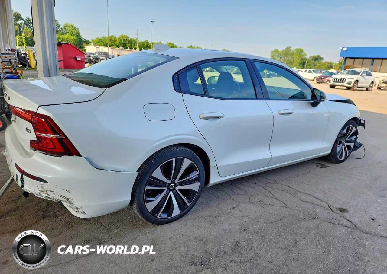 2022 Volvo S60 B5 Momentum VIN:7JRL12FZ2NG156083 - 3