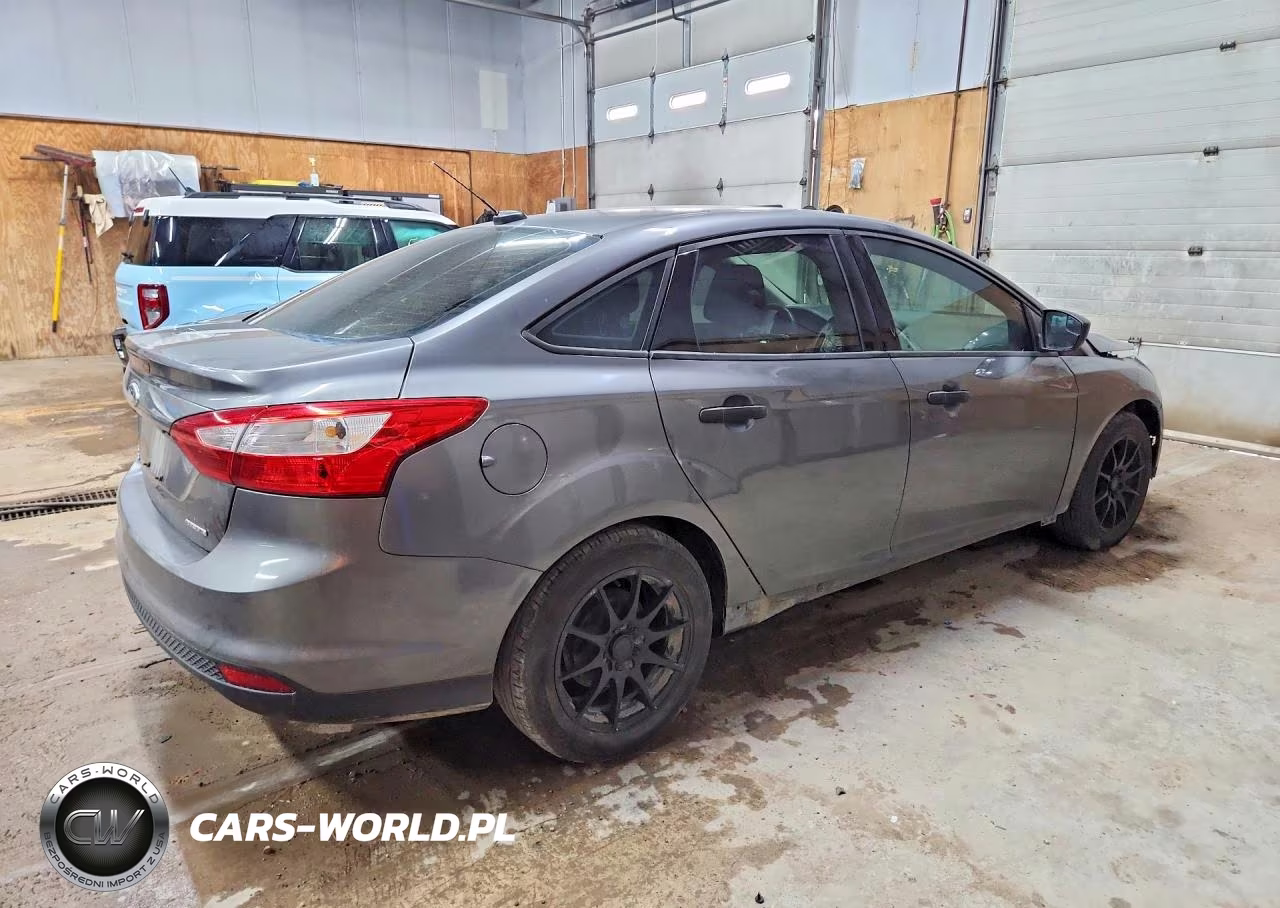 2013 Ford Focus S VIN:1FADP3E26DL317705 - 3