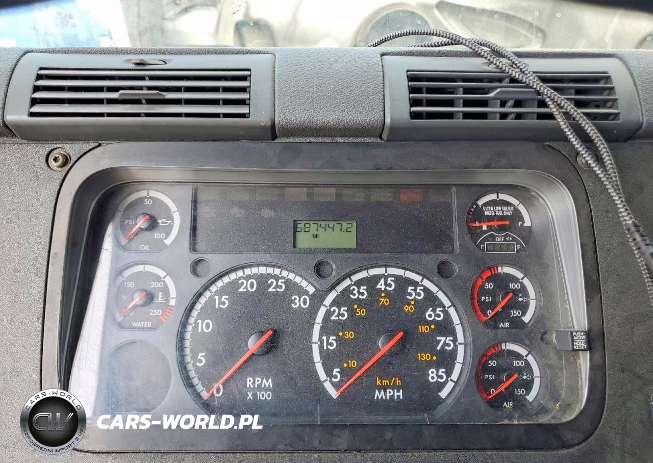 2016 Freightliner Cascadia 125 VIN:3AKJGLBGXGSHG3174 - 9