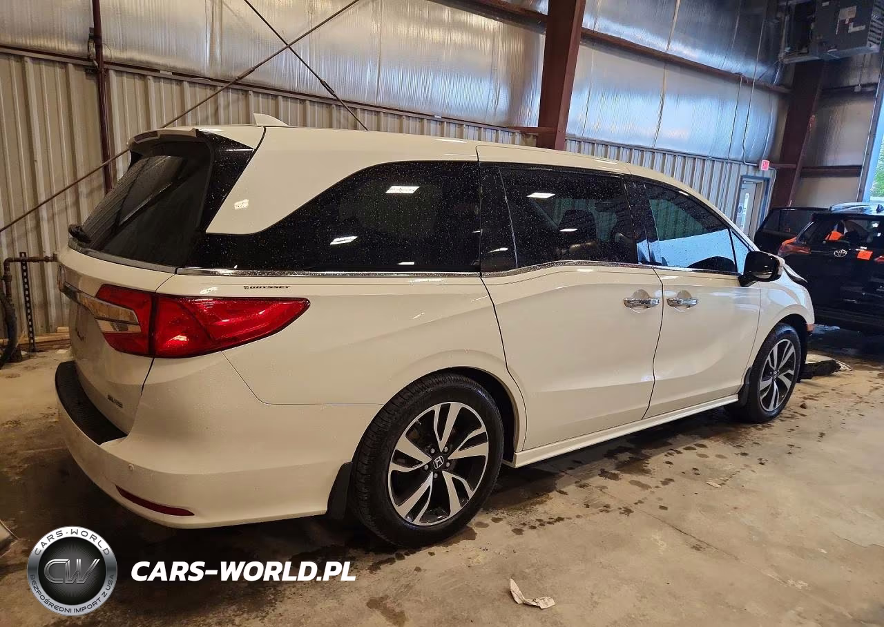 2018 Honda Odyssey Elite VIN:5FNRL6H99JB062570 - 3