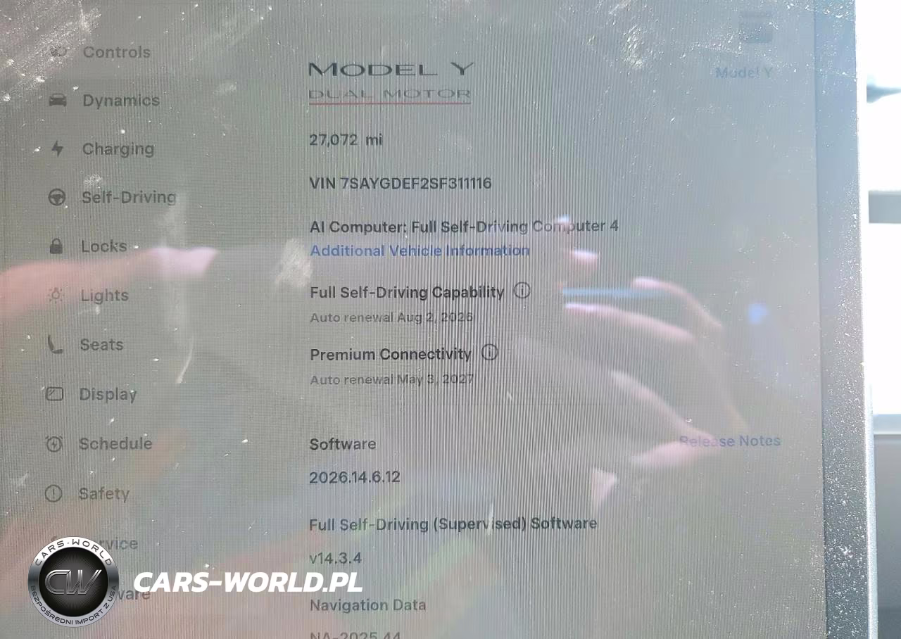 2025 Tesla Model Y VIN:7SAYGDEF2SF311116 - 9