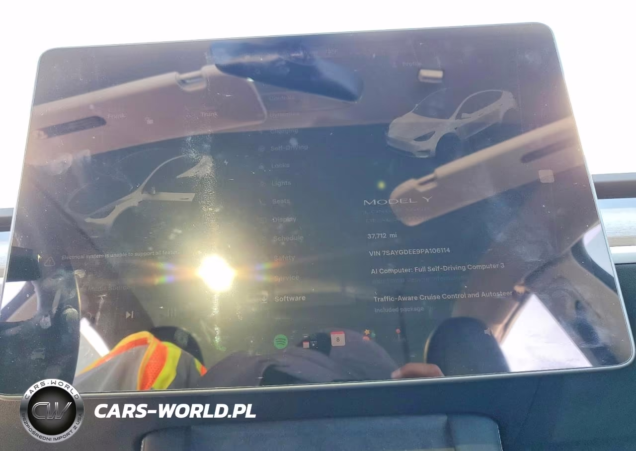 2023 Tesla Model Y VIN:7SAYGDEE9PA106114 - 9