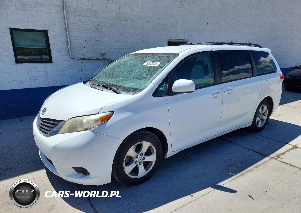 2011 Toyota Sienna Le – zdjęcie 1 z 12