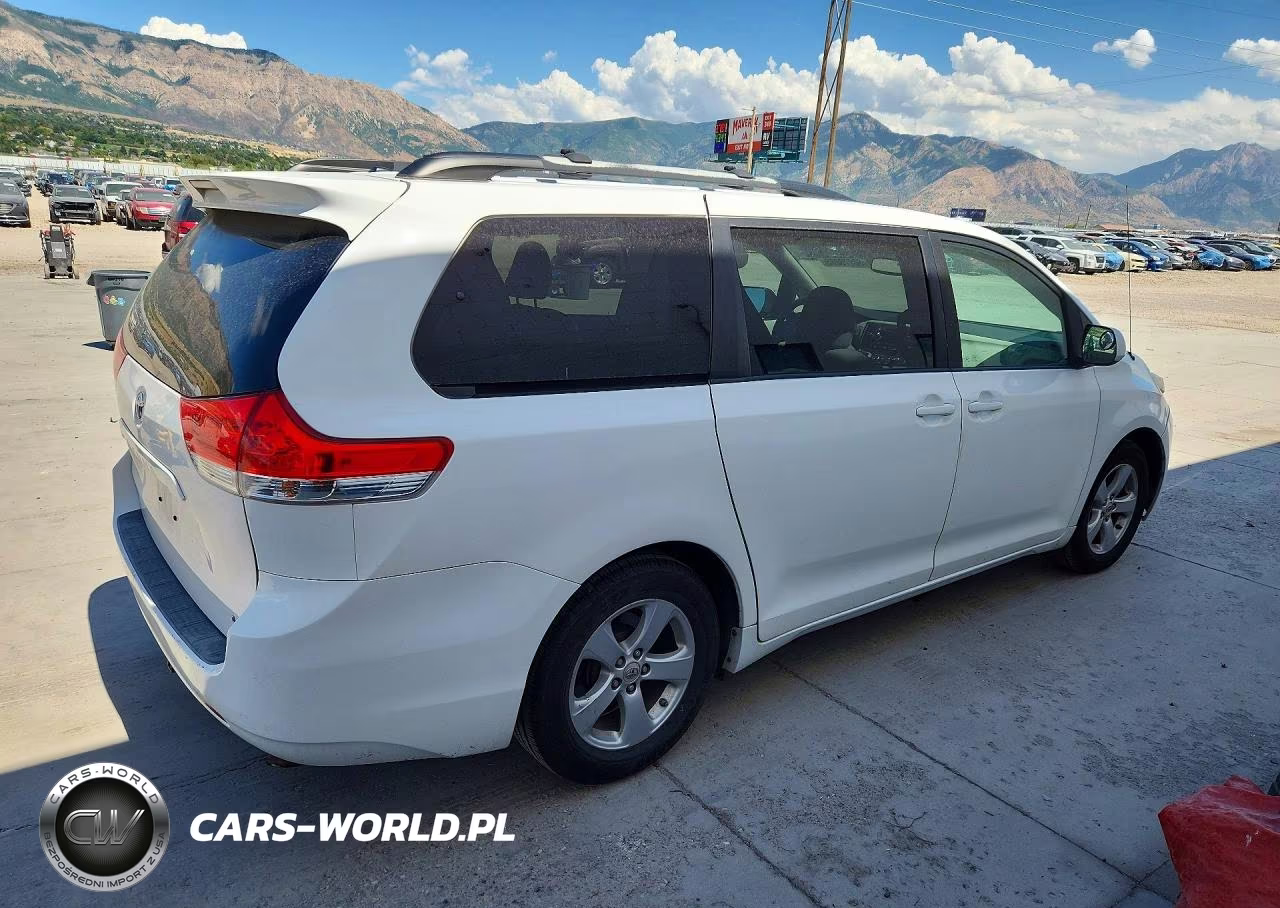 2011 Toyota Sienna Le VIN:5TDKK3DC1BS065058 - 3