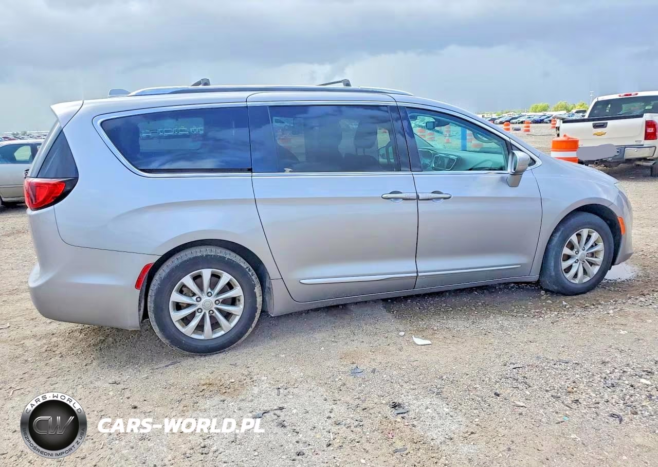 2019 Chrysler Pacifica Touring L VIN:2C4RC1BG5KR650773 - 3
