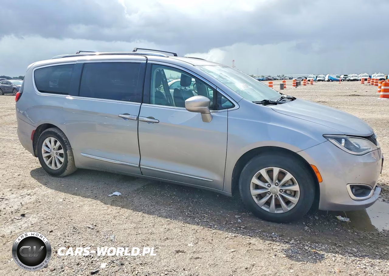 2019 Chrysler Pacifica Touring L VIN:2C4RC1BG5KR650773 - 4