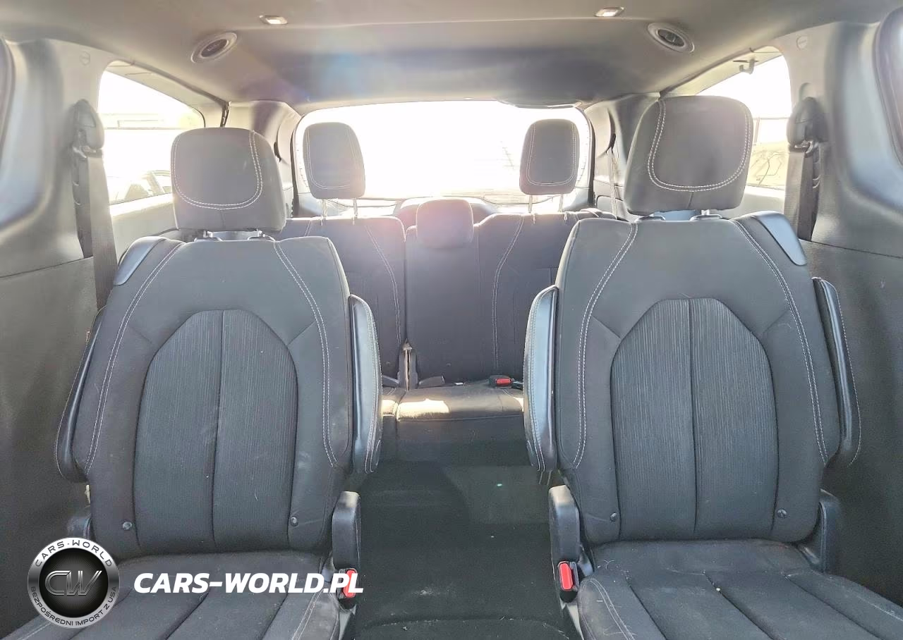 2018 Chrysler Pacifica Touring Plus VIN:2C4RC1FG5JR193861 - 10
