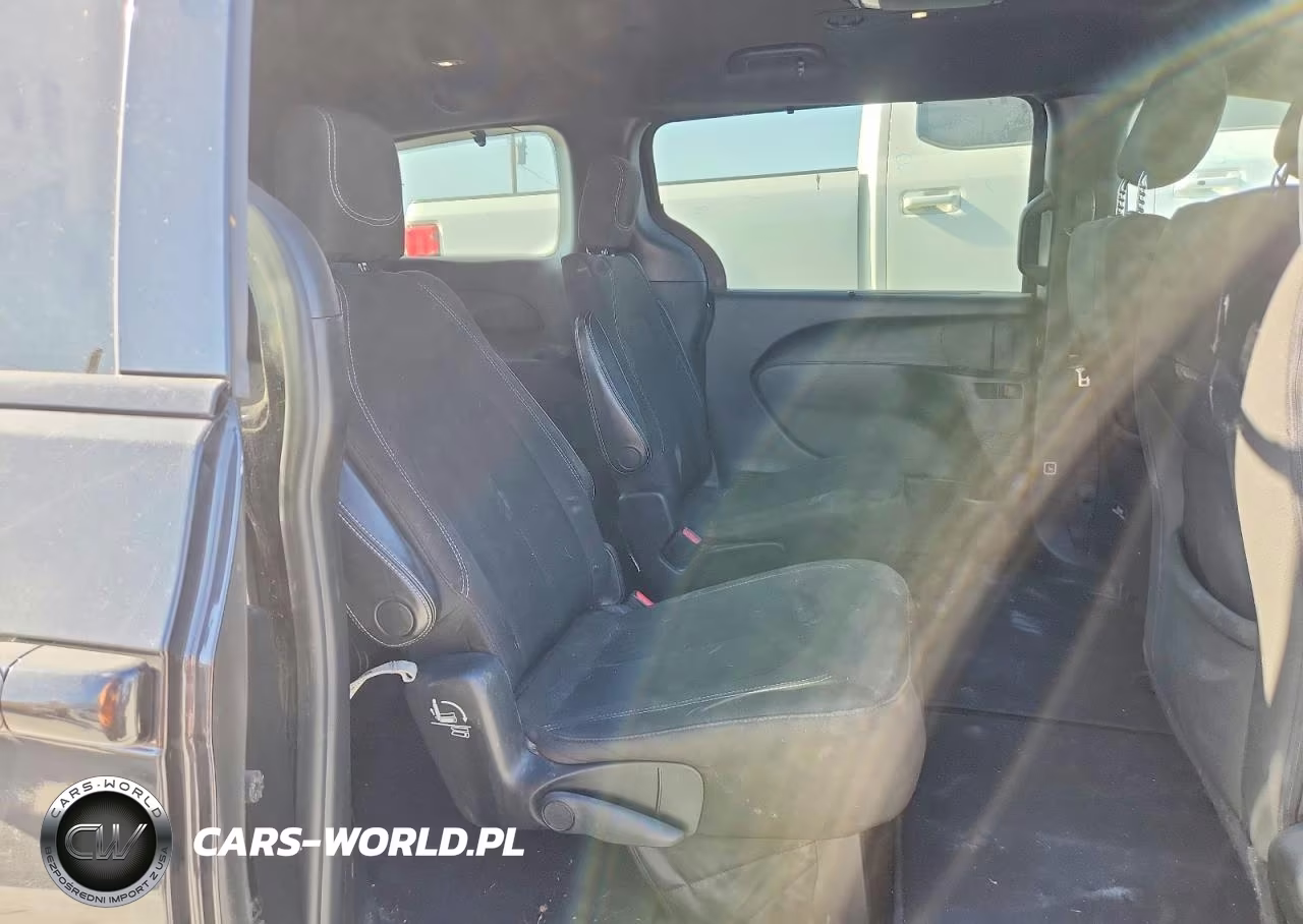 2018 Chrysler Pacifica Touring Plus VIN:2C4RC1FG5JR193861 - 11