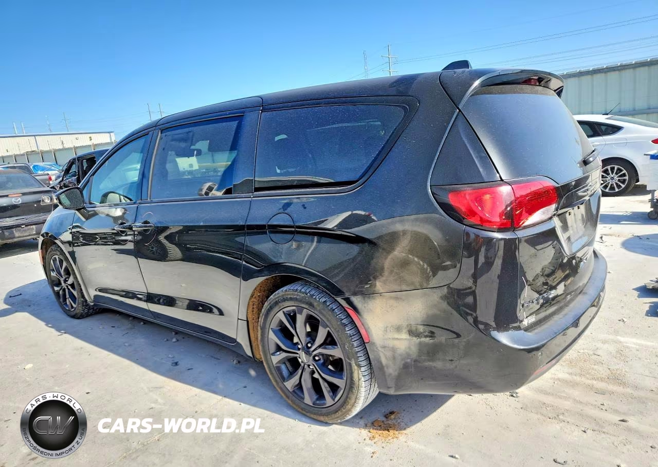 2018 Chrysler Pacifica Touring Plus VIN:2C4RC1FG5JR193861 - 2