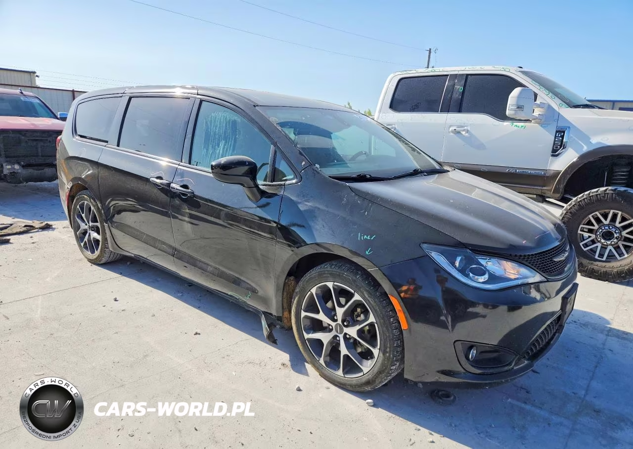 2018 Chrysler Pacifica Touring Plus VIN:2C4RC1FG5JR193861 - 4