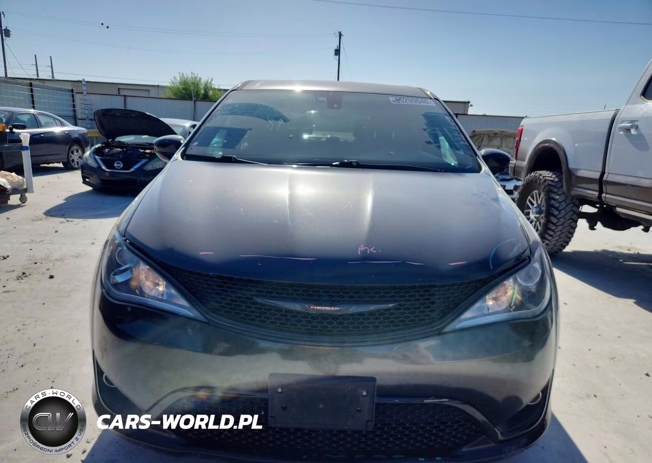 2018 Chrysler Pacifica Touring Plus VIN:2C4RC1FG5JR193861 - 5