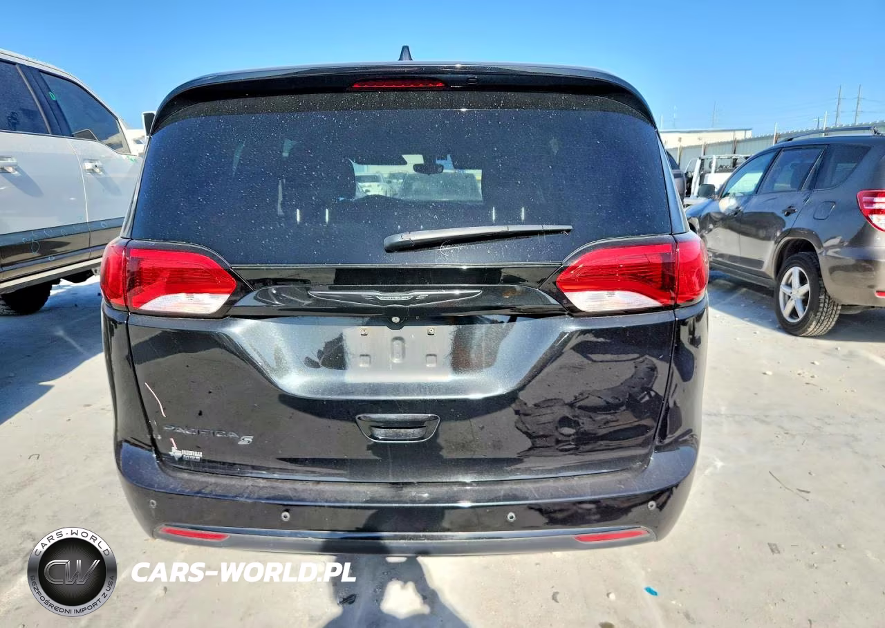 2018 Chrysler Pacifica Touring Plus VIN:2C4RC1FG5JR193861 - 6