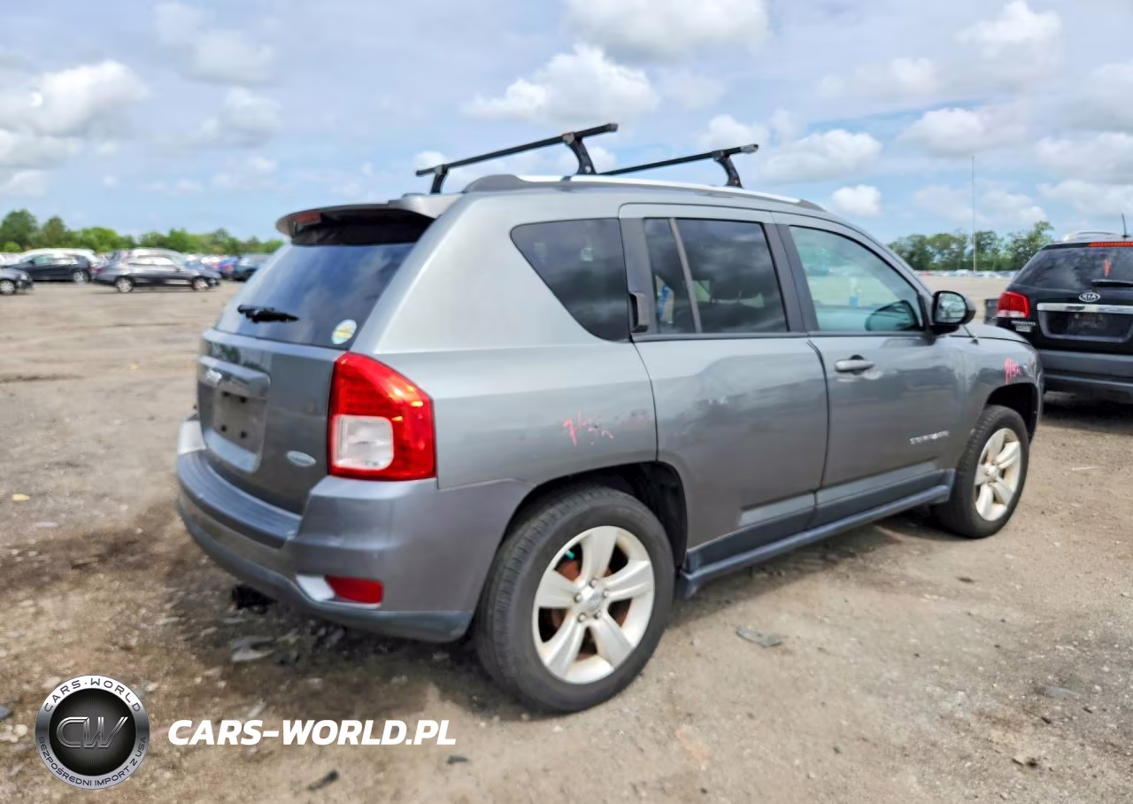 2013 Jeep Compass Latitude VIN:1C4NJCEB7DD102876 - 3