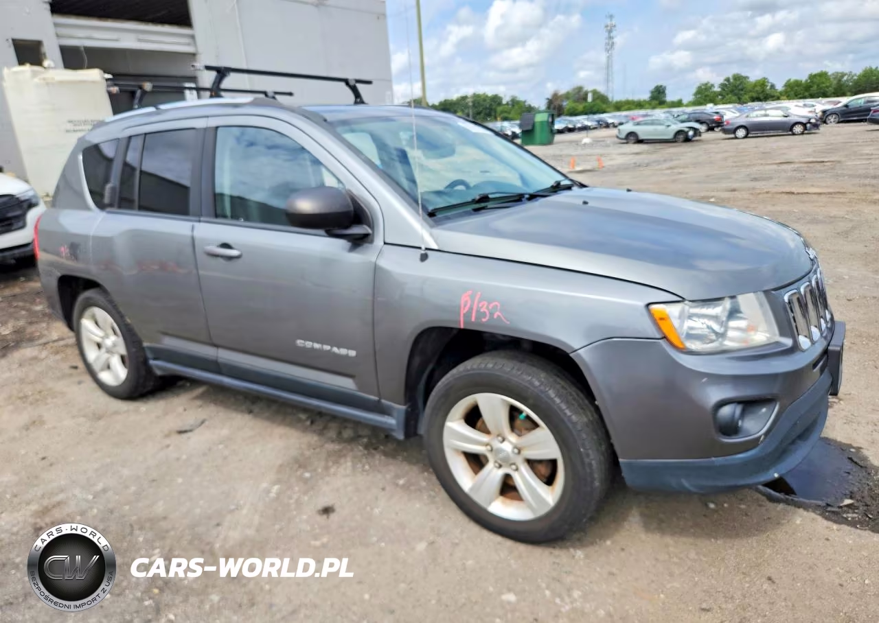 2013 Jeep Compass Latitude VIN:1C4NJCEB7DD102876 - 4