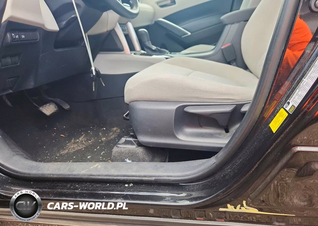 2022 Toyota Corolla Cross L VIN:7MUAAABG4NV015497 - 13