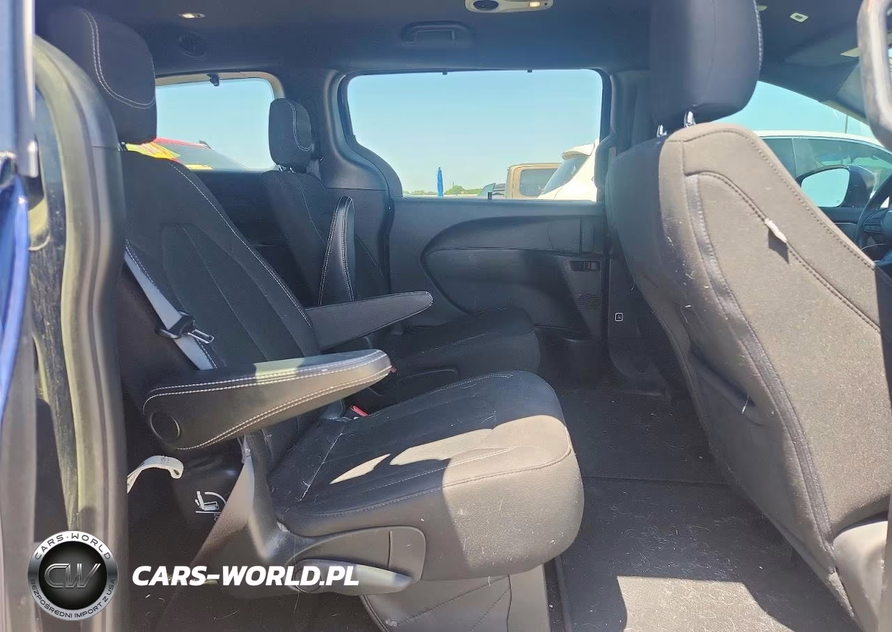 2018 Chrysler Pacifica Touring Plus VIN:2C4RC1FG2JR352612 - 10