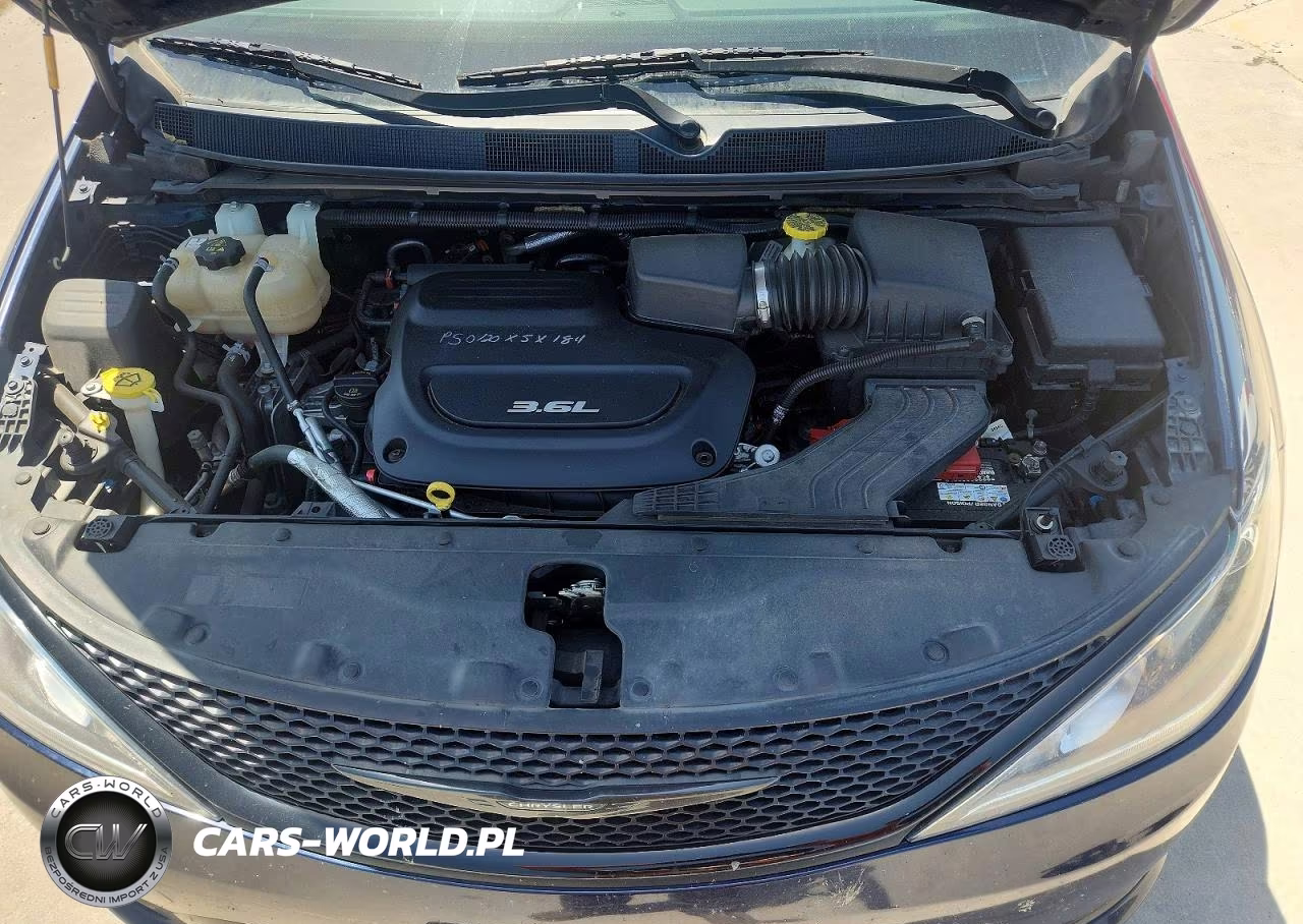 2018 Chrysler Pacifica Touring Plus VIN:2C4RC1FG2JR352612 - 11