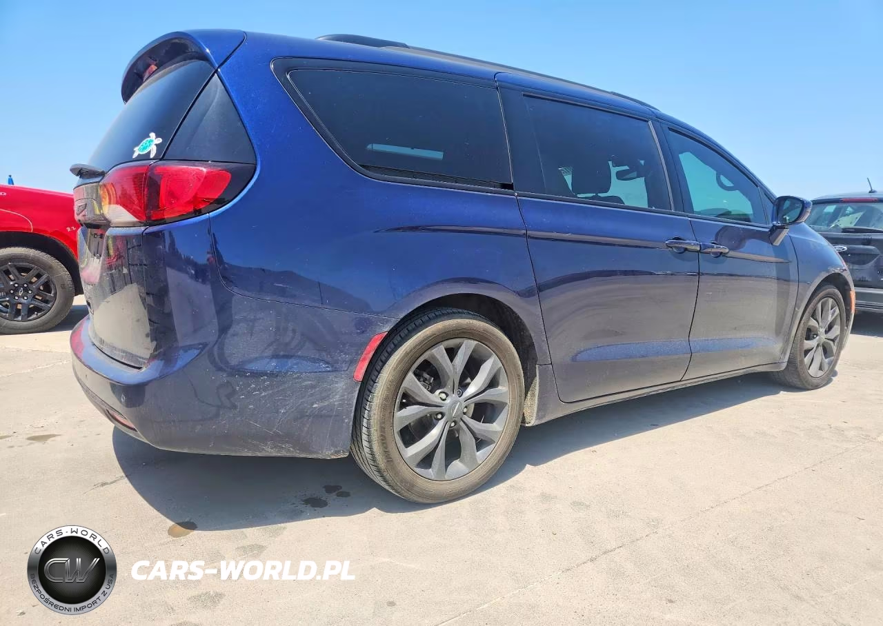 2018 Chrysler Pacifica Touring Plus VIN:2C4RC1FG2JR352612 - 3