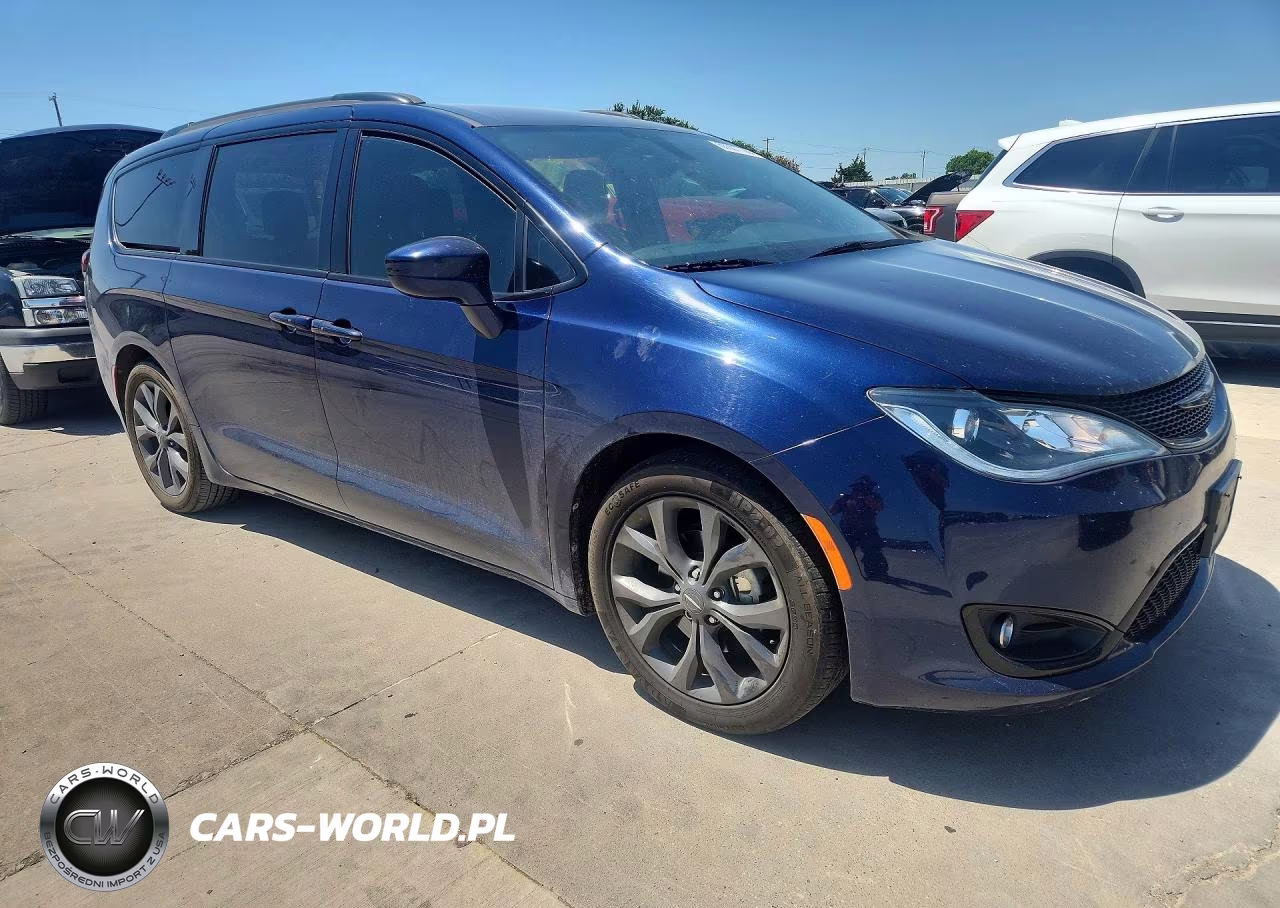 2018 Chrysler Pacifica Touring Plus VIN:2C4RC1FG2JR352612 - 4