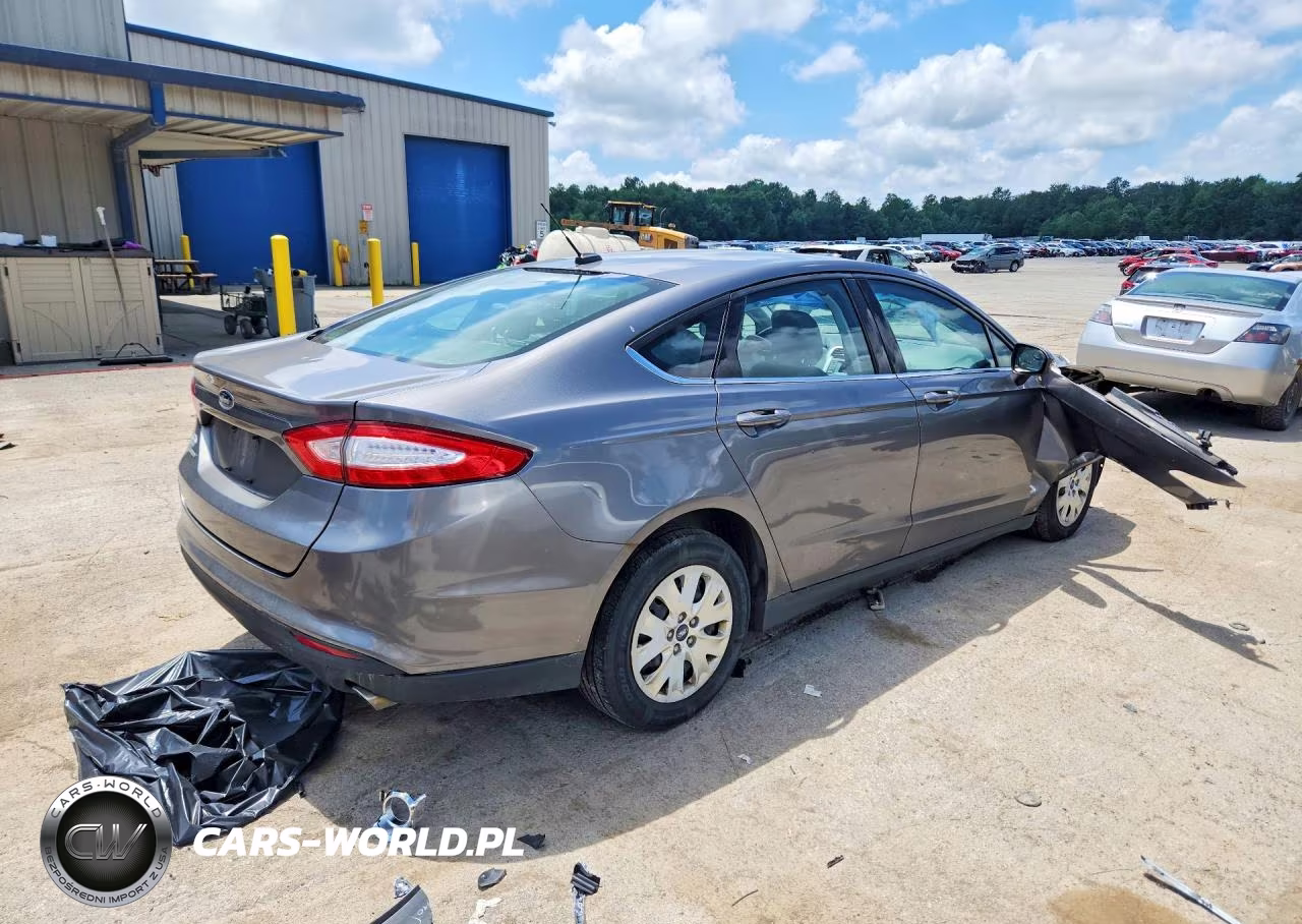 2013 Ford Fusion S VIN:3FA6P0G75DR179916 - 3