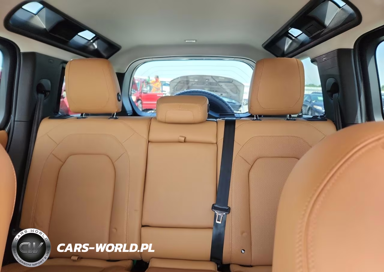 2024 Land Rover Defender 110 S VIN:SALEJ7EXXR2285348 - 10