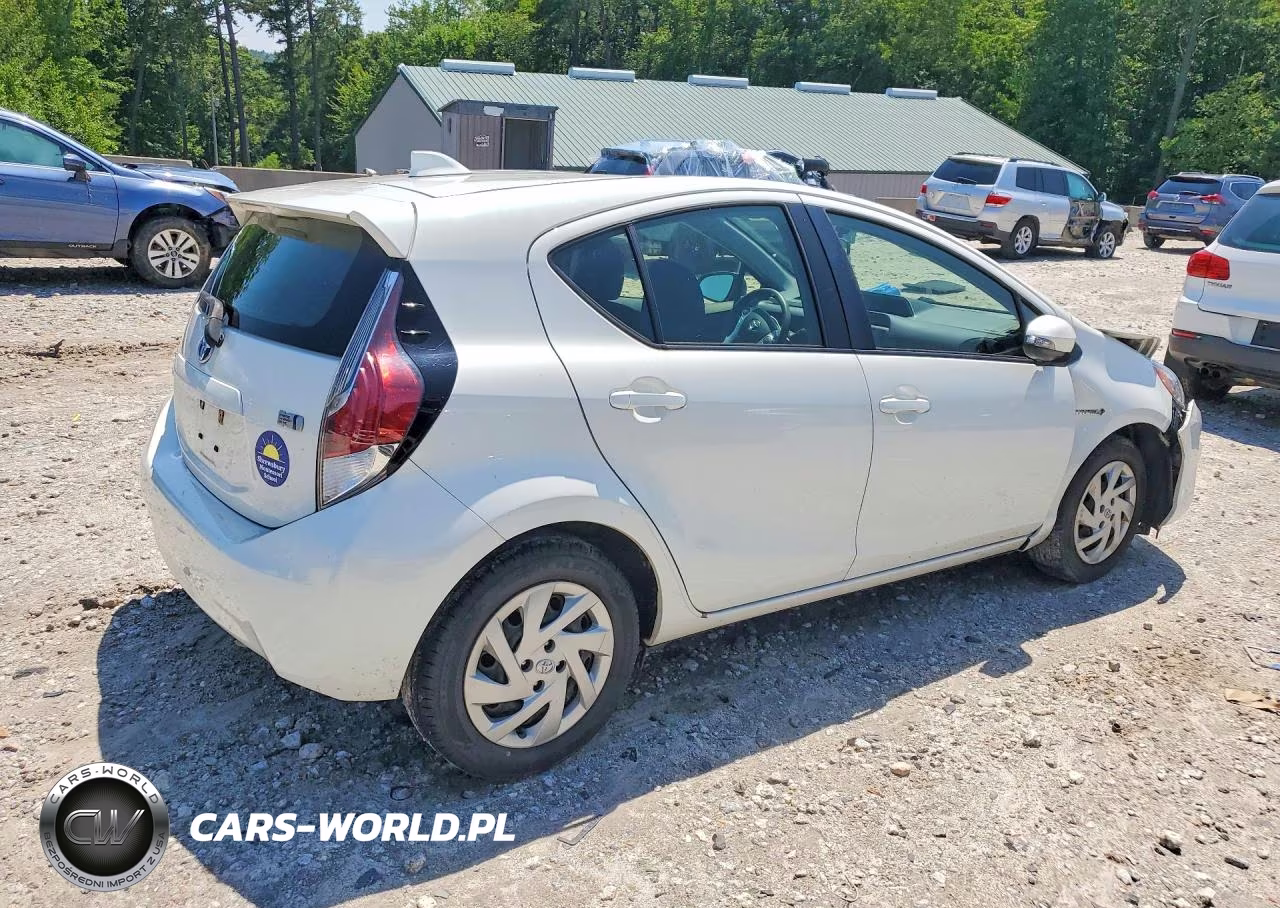 2015 Toyota Prius C Two VIN:JTDKDTB37F1580923 - 3