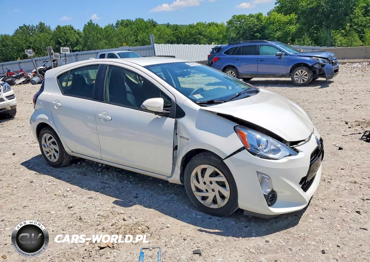 2015 Toyota Prius C Two VIN:JTDKDTB37F1580923 - 4
