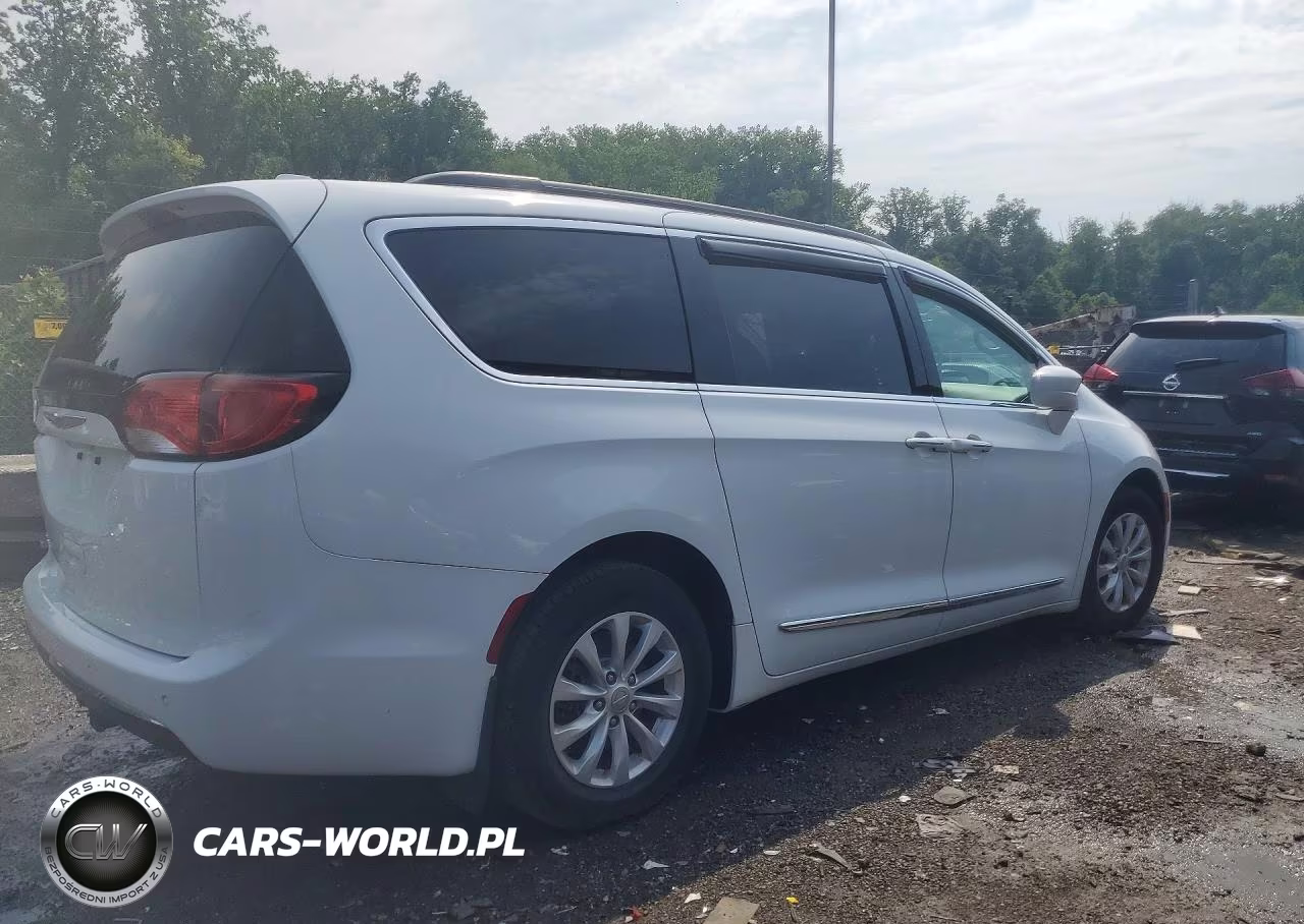 2017 Chrysler Pacifica VIN:2C4RC1BG8HR706116 - 3