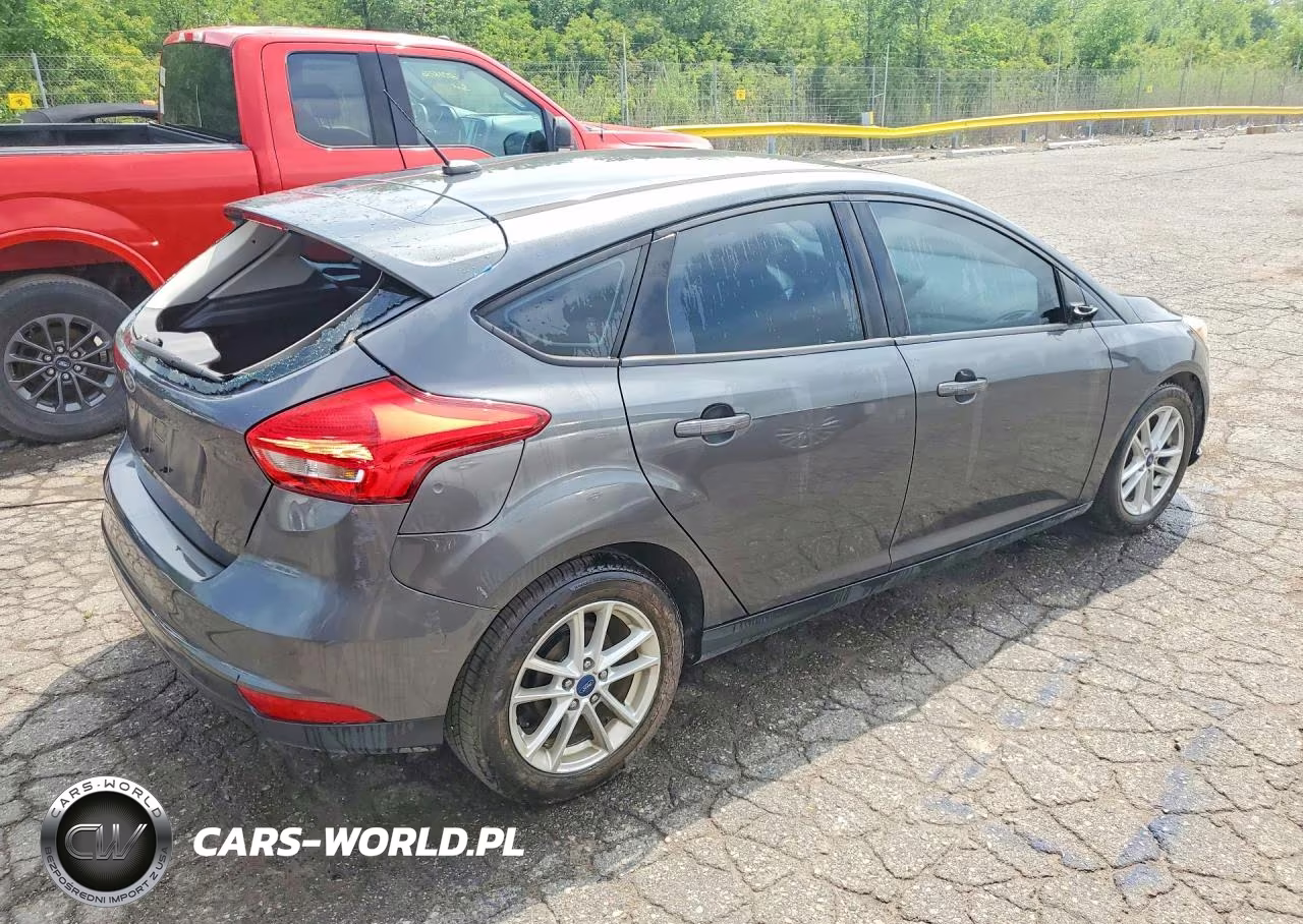 2017 Ford Focus Se VIN:1FADP3K21HL302569 - 3