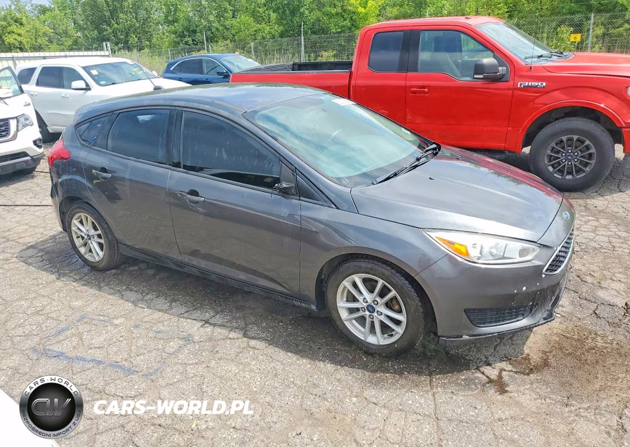 2017 Ford Focus Se VIN:1FADP3K21HL302569 - 4