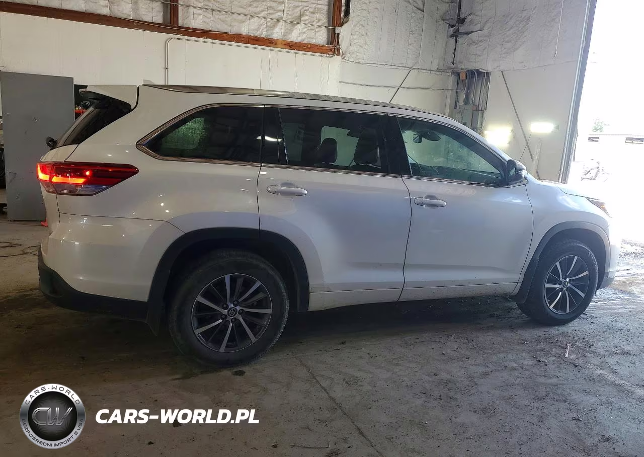 2017 Toyota Highlander Xle VIN:5TDJZRFH8HS517891 - 3