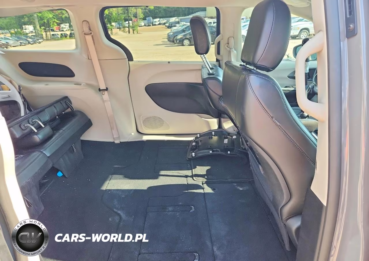 2023 Chrysler Pacifica Touring L VIN:2C4RC1BG4PR586216 - 10