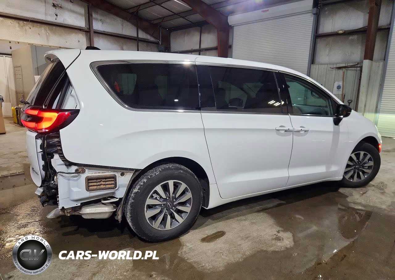 2024 Chrysler Pacifica Hybrid Select VIN:2C4RC1S79RR103886 - 3