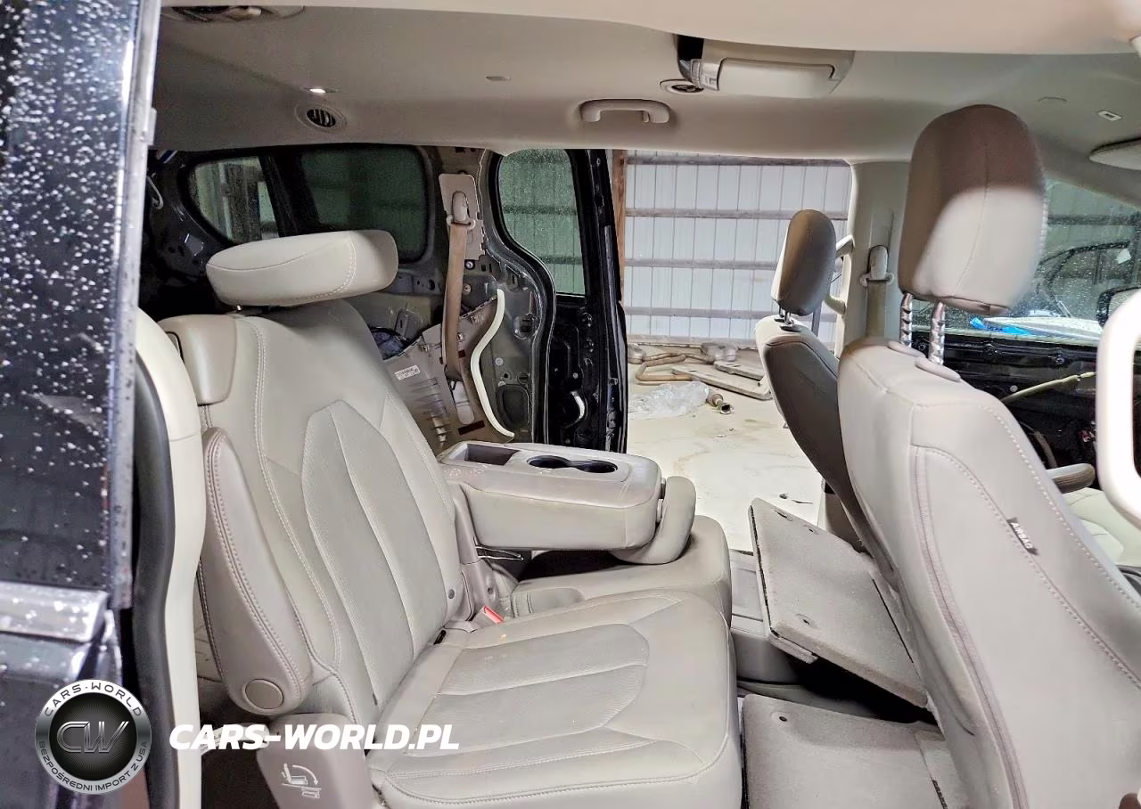 2019 Chrysler Pacifica Touring Plus VIN:2C4RC1FG2KR577372 - 11