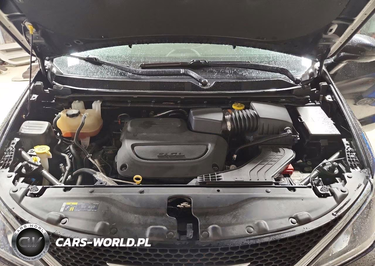 2019 Chrysler Pacifica Touring Plus VIN:2C4RC1FG2KR577372 - 12