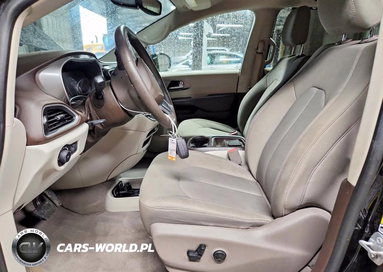 2019 Chrysler Pacifica Touring Plus VIN:2C4RC1FG2KR577372 - 7