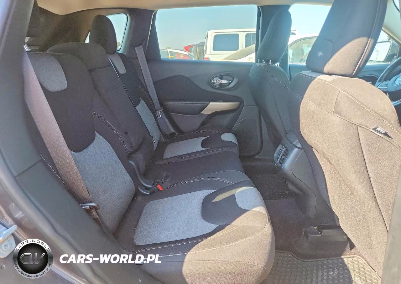 2018 Jeep Cherokee Latitude VIN:1C4PJMCX8JD597713 - 10