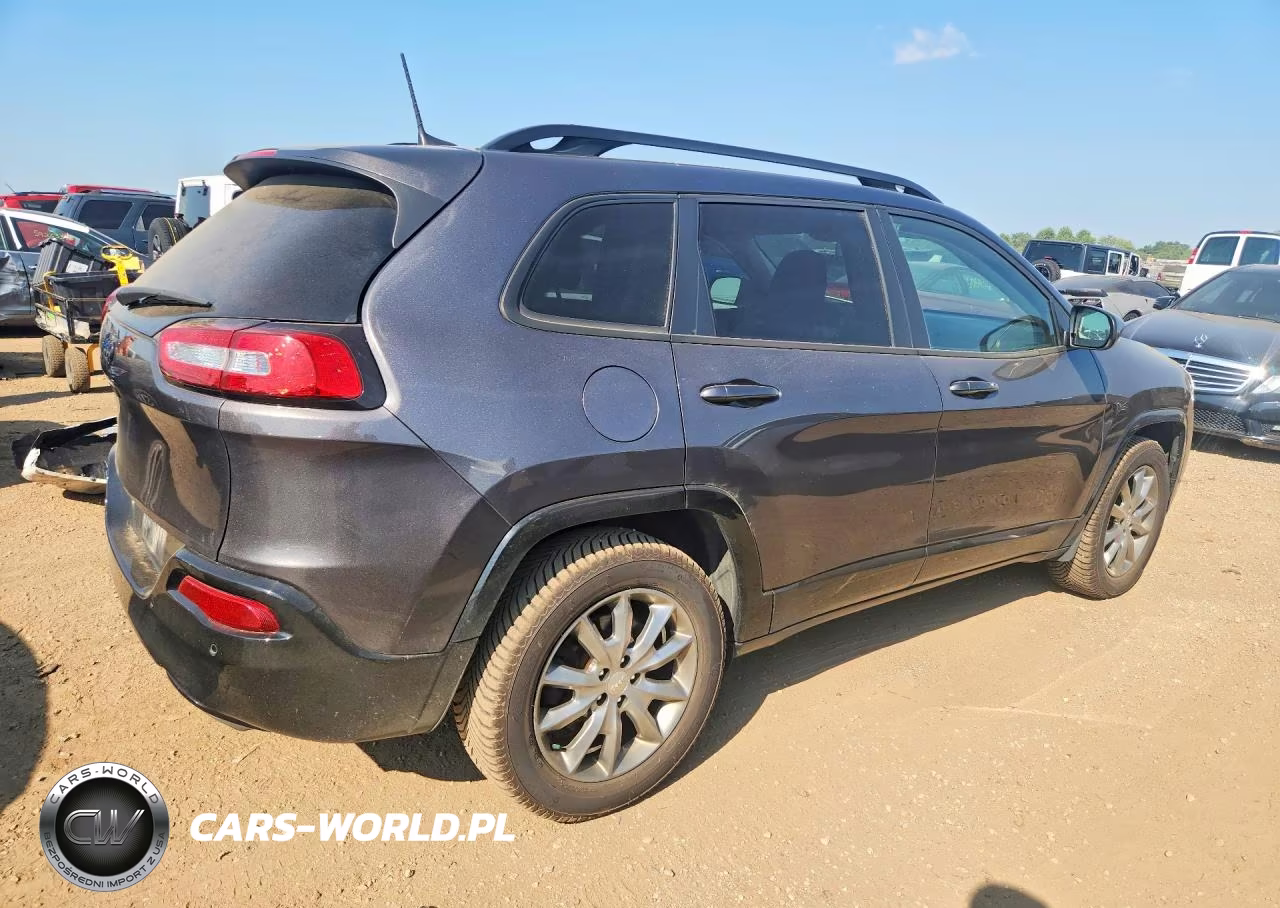 2018 Jeep Cherokee Latitude VIN:1C4PJMCX8JD597713 - 3