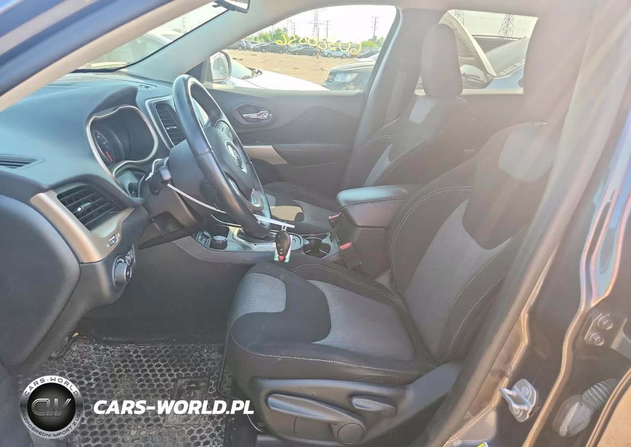 2018 Jeep Cherokee Latitude VIN:1C4PJMCX8JD597713 - 7