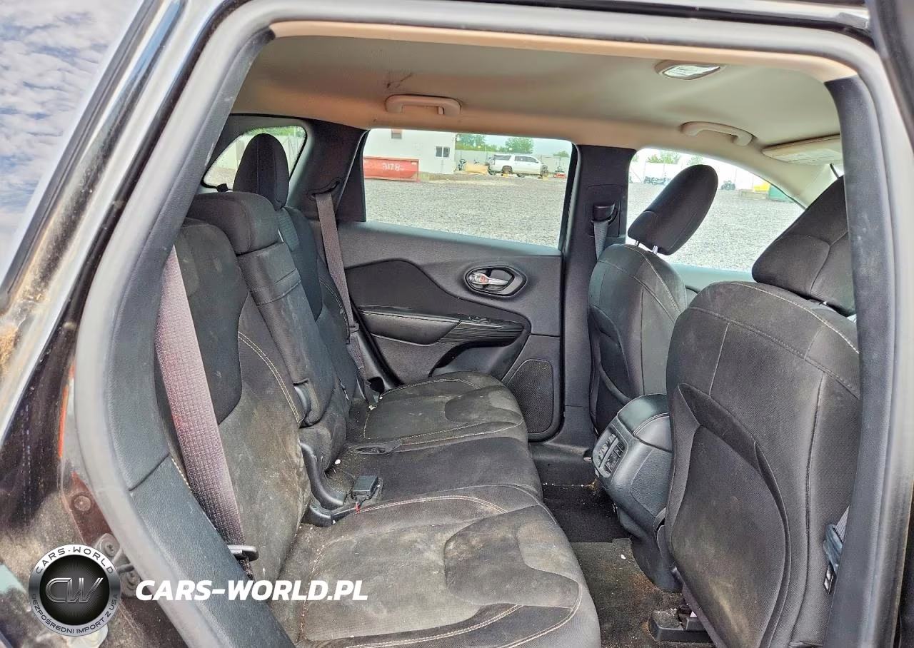 2015 Jeep Cherokee Latitude VIN:1C4PJMCS5FW744943 - 10