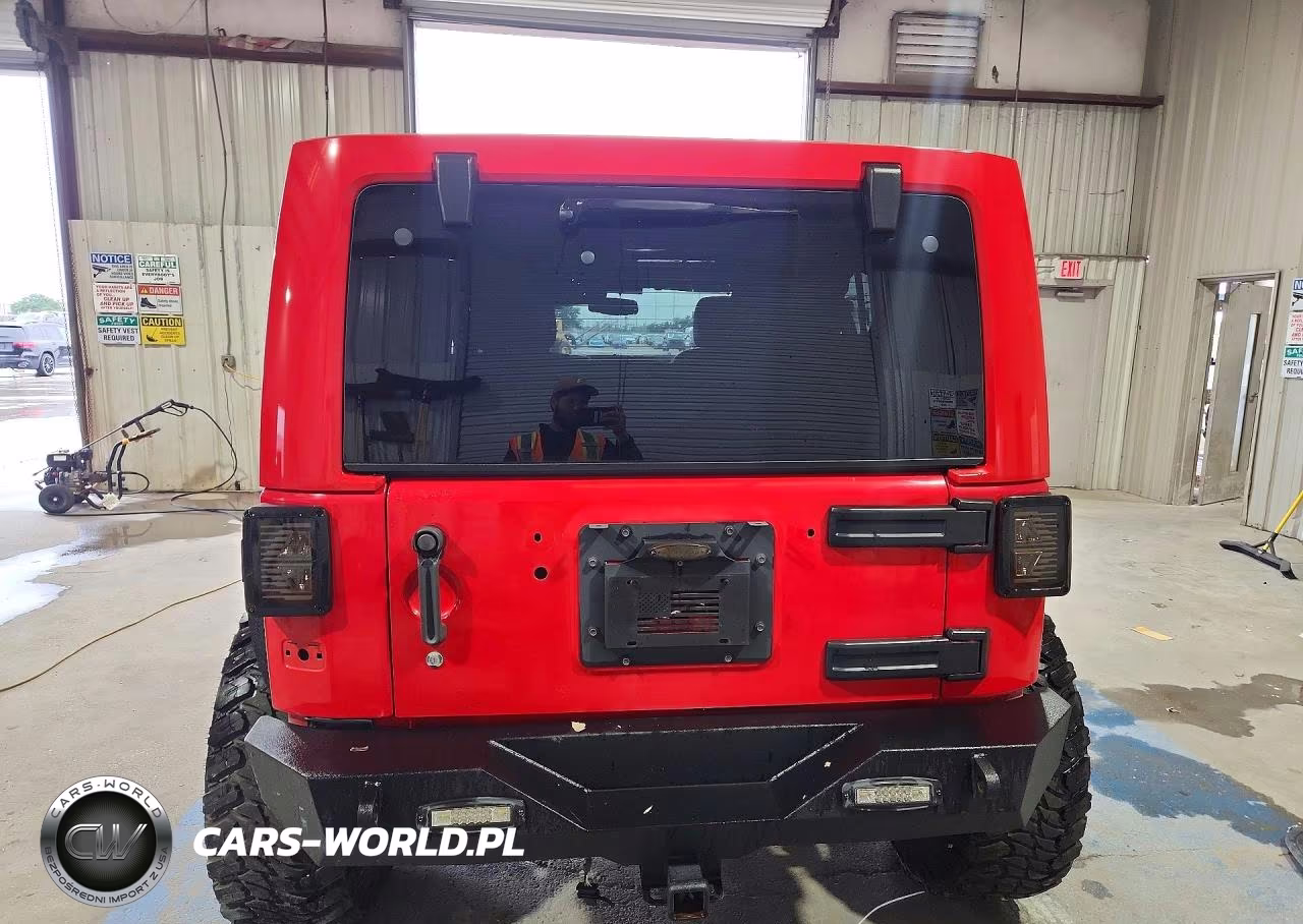 2015 Jeep Wrangler Unlimited Sahara VIN:1C4BJWEG6FL688558 - 6