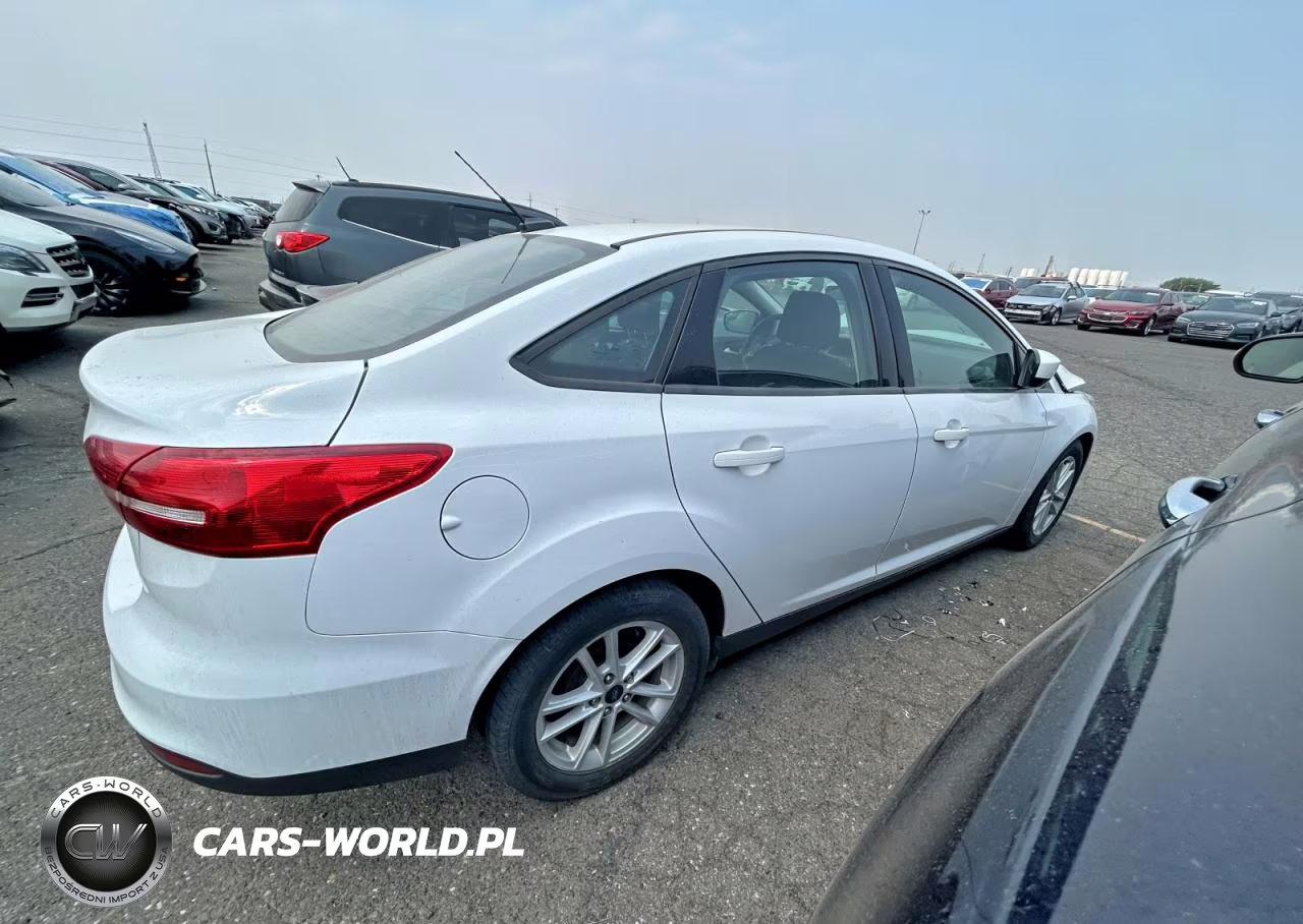 2018 Ford Focus Se VIN:1FADP3F23JL205857 - 3