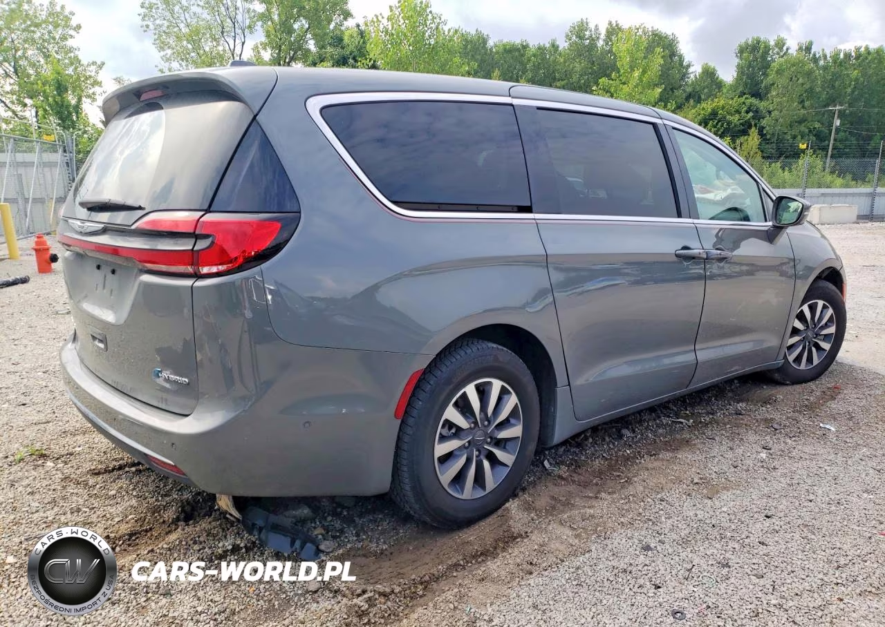 2022 Chrysler Pacifica Hybrid Touring L VIN:2C4RC1L7XNR118924 - 3