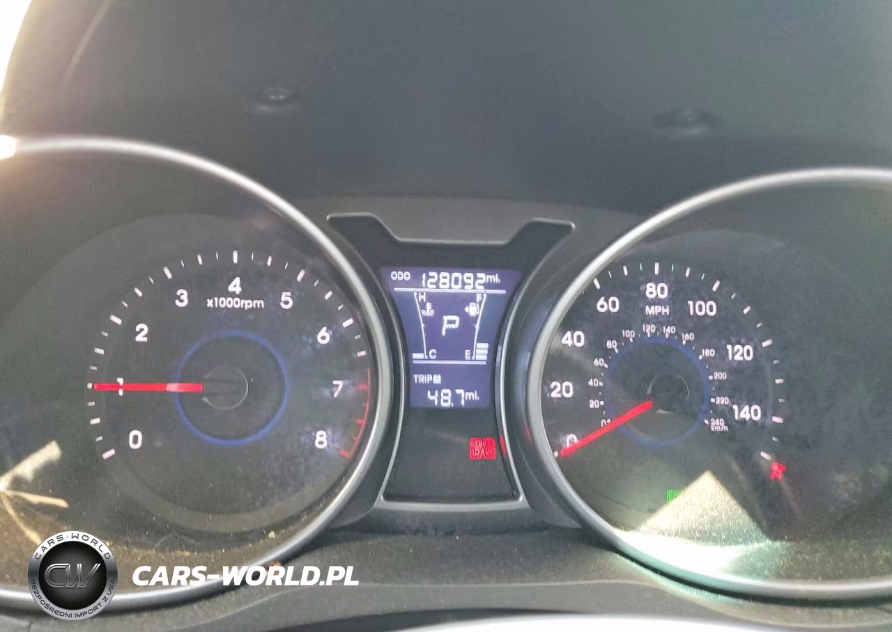 2016 Hyundai Veloster Base VIN:KMHTC6ADXGU251888 - 9