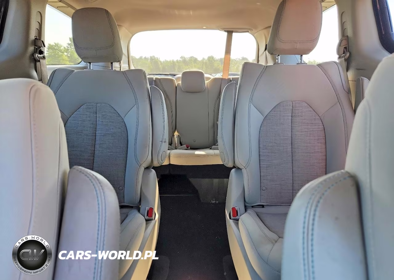 2018 Chrysler Pacifica Hybrid Touring Plus VIN:2C4RC1H76JR159411 - 10