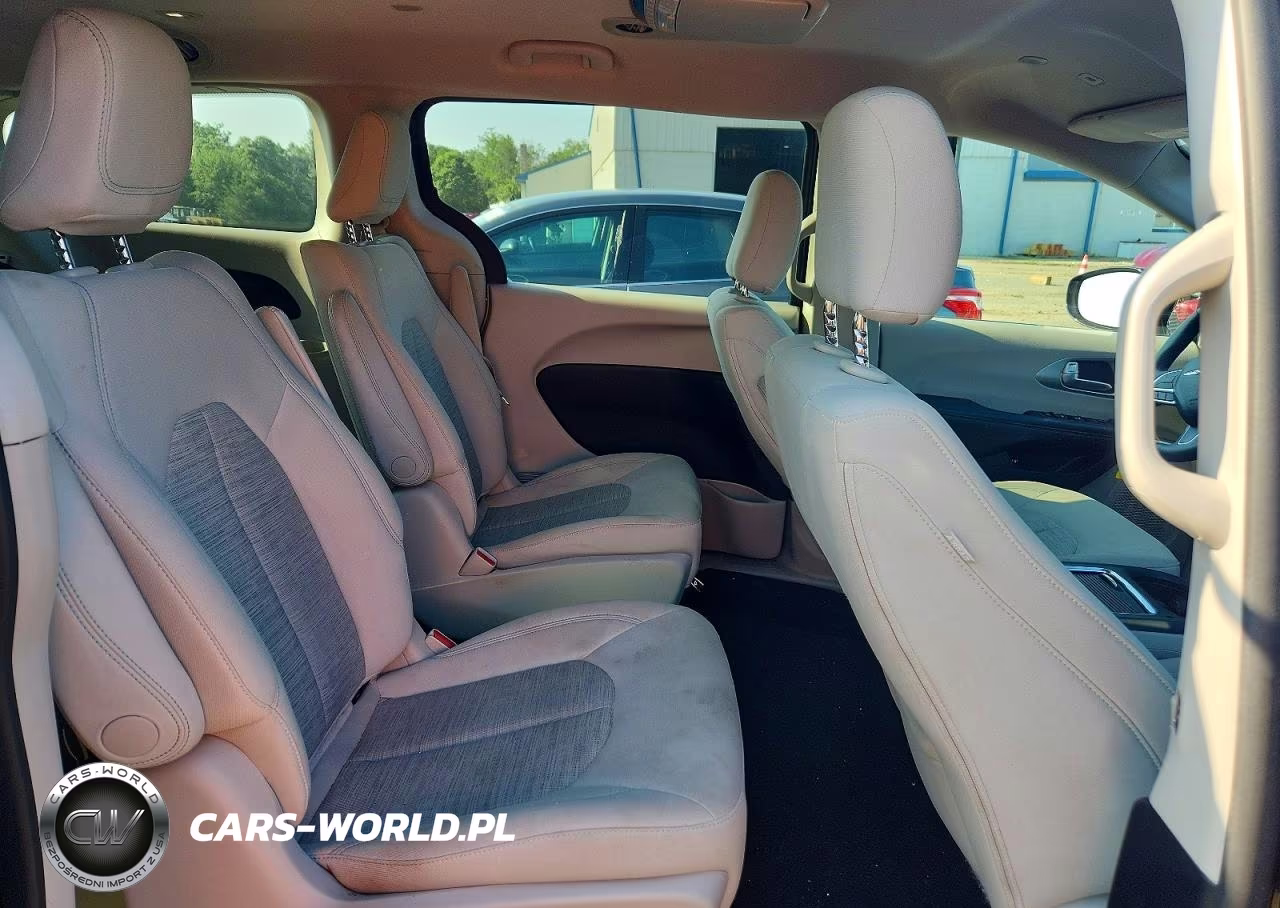 2018 Chrysler Pacifica Hybrid Touring Plus VIN:2C4RC1H76JR159411 - 11