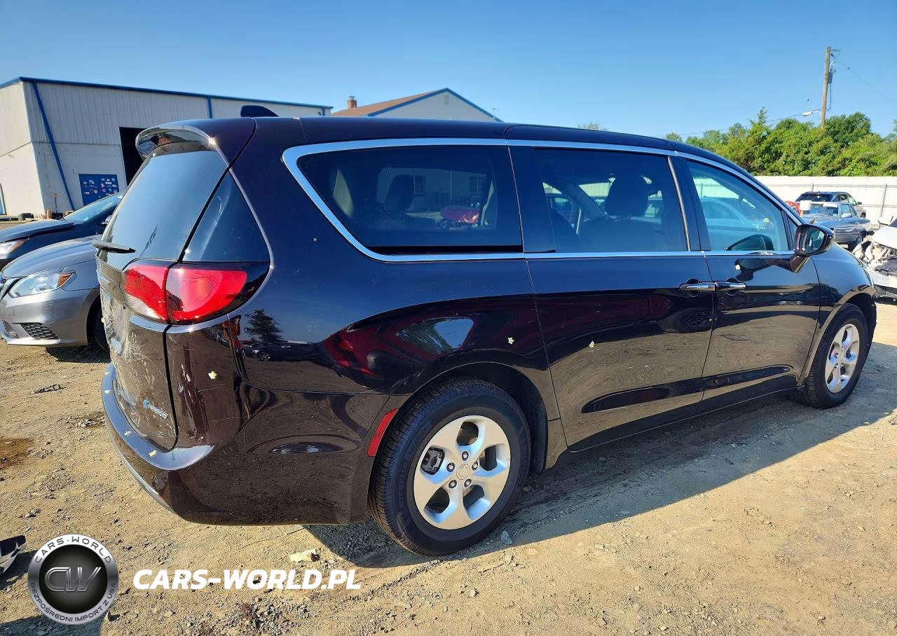 2018 Chrysler Pacifica Hybrid Touring Plus VIN:2C4RC1H76JR159411 - 3