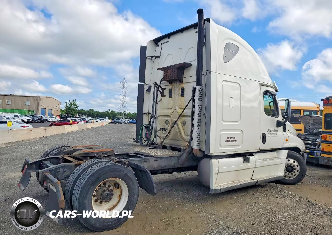 2014 Freightliner Cascadia 1 - Semi Truck VIN:1FUBGLD65ELFV3359 - 3