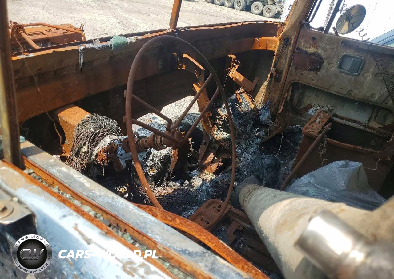 2000 Volvo Acl Dump Truck VIN:4V5JC2UE6YN869343 - 8