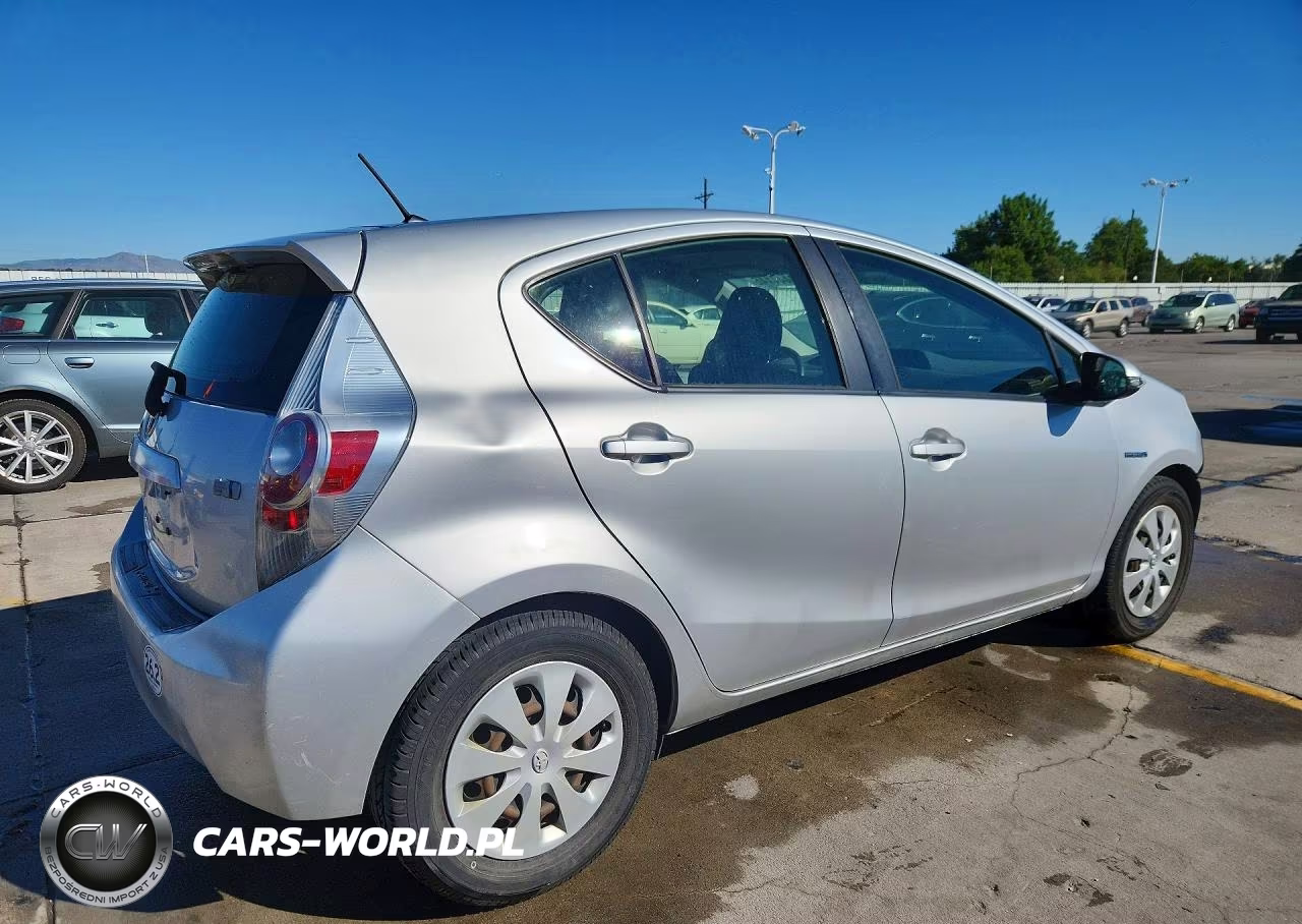 2013 Toyota Prius C Two VIN:JTDKDTB38D1548995 - 3
